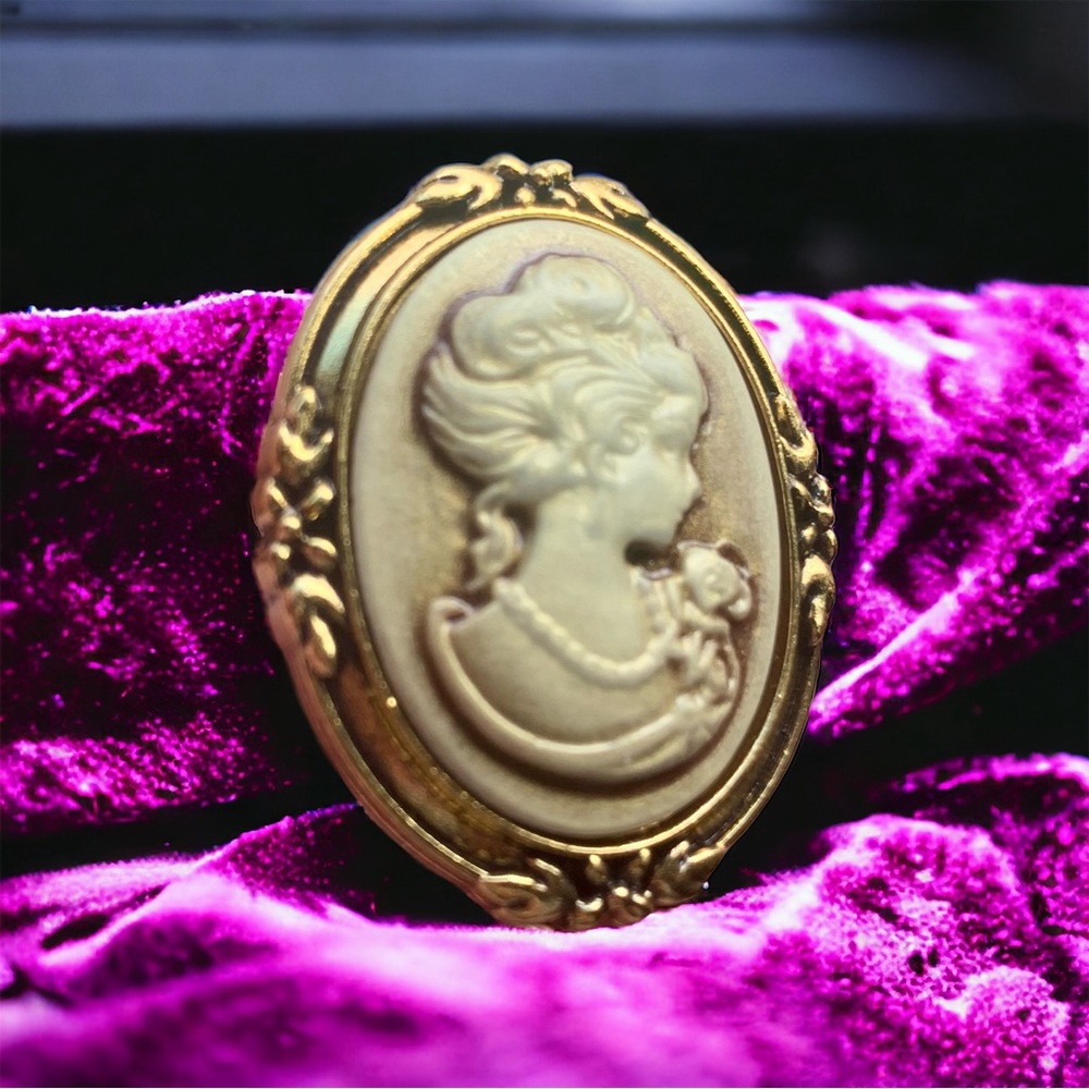 Cameo - Ivory Gold Tone Brooch Pin